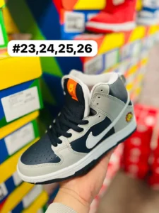 Tenis dunk bota negros con gris