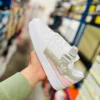Tenis forum blancos con rosa y detalles en dorado