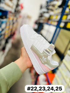 Tenis forum blancos con rosa y detalles en dorado