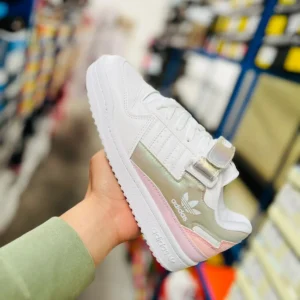 Tenis forum blancos con rosa y detalles en dorado