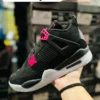 Tenis jordan retro 4 negros con detalles rosas