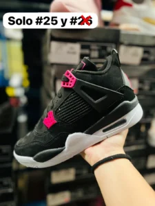 Tenis jordan retro 4 negros con detalles rosas