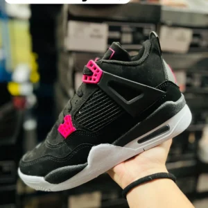 Tenis jordan retro 4 negros con detalles rosas