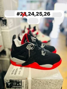 Tenis jordan retro 4 negros con rojo y detalles en gris