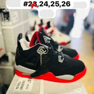 Tenis jordan retro 4 negros con rojo y detalles en gris