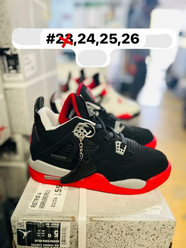 Tenis jordan retro 4 negros con rojo y detalles en gris