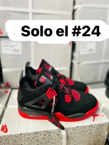 Tenis jordan retro 4 negros con rojo y detalles en rojo