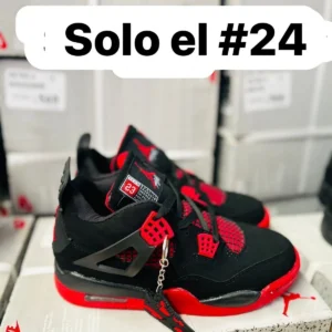 Tenis jordan retro 4 negros con rojo y detalles en rojo