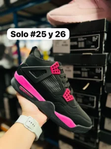 Tenis jordan retro 4 negros con suela rosa