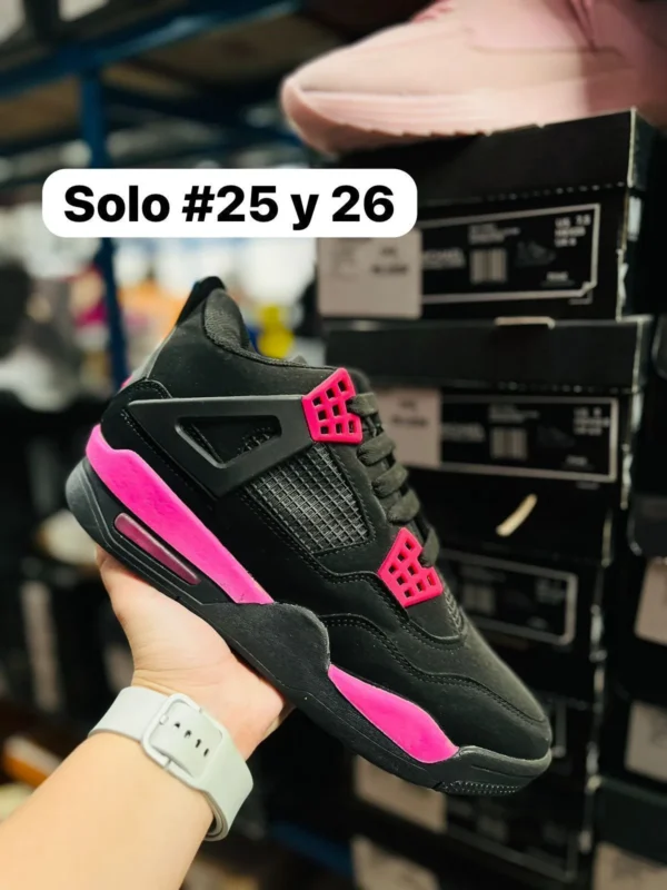 Tenis jordan retro 4 negros con suela rosa