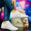Tenis lacoste blancos con dorado