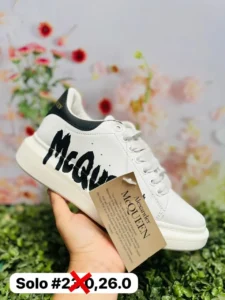 Tenis mcqueen blanco con negro letras