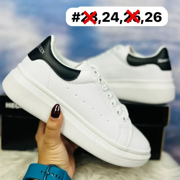 Tenis mcqueen blancos con negro