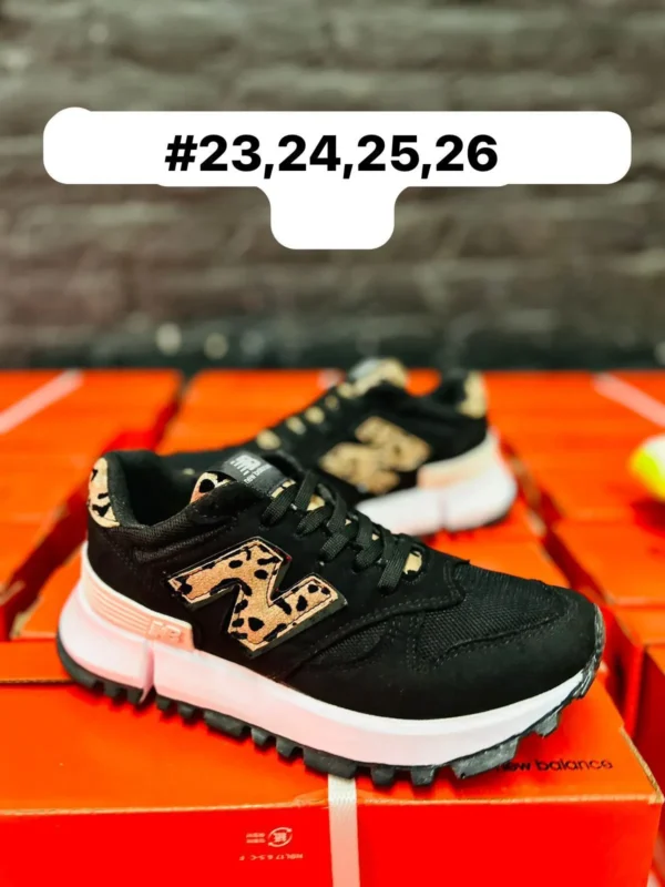 Tenis new balance negros animal print