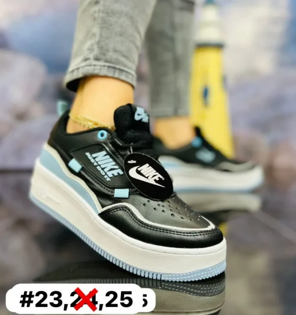 Tenis nike colors choclo negros con azul