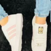 Tenis super star blancos con rosa
