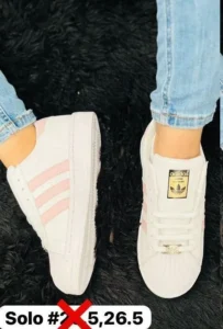 Tenis super star blancos con rosa